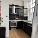 Entire Industrial Style Apartment With Free Parking & Wifi