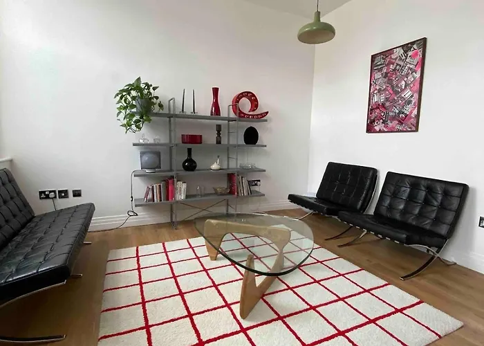 Entire Industrial Style Apartment With Free Parking & Wifi