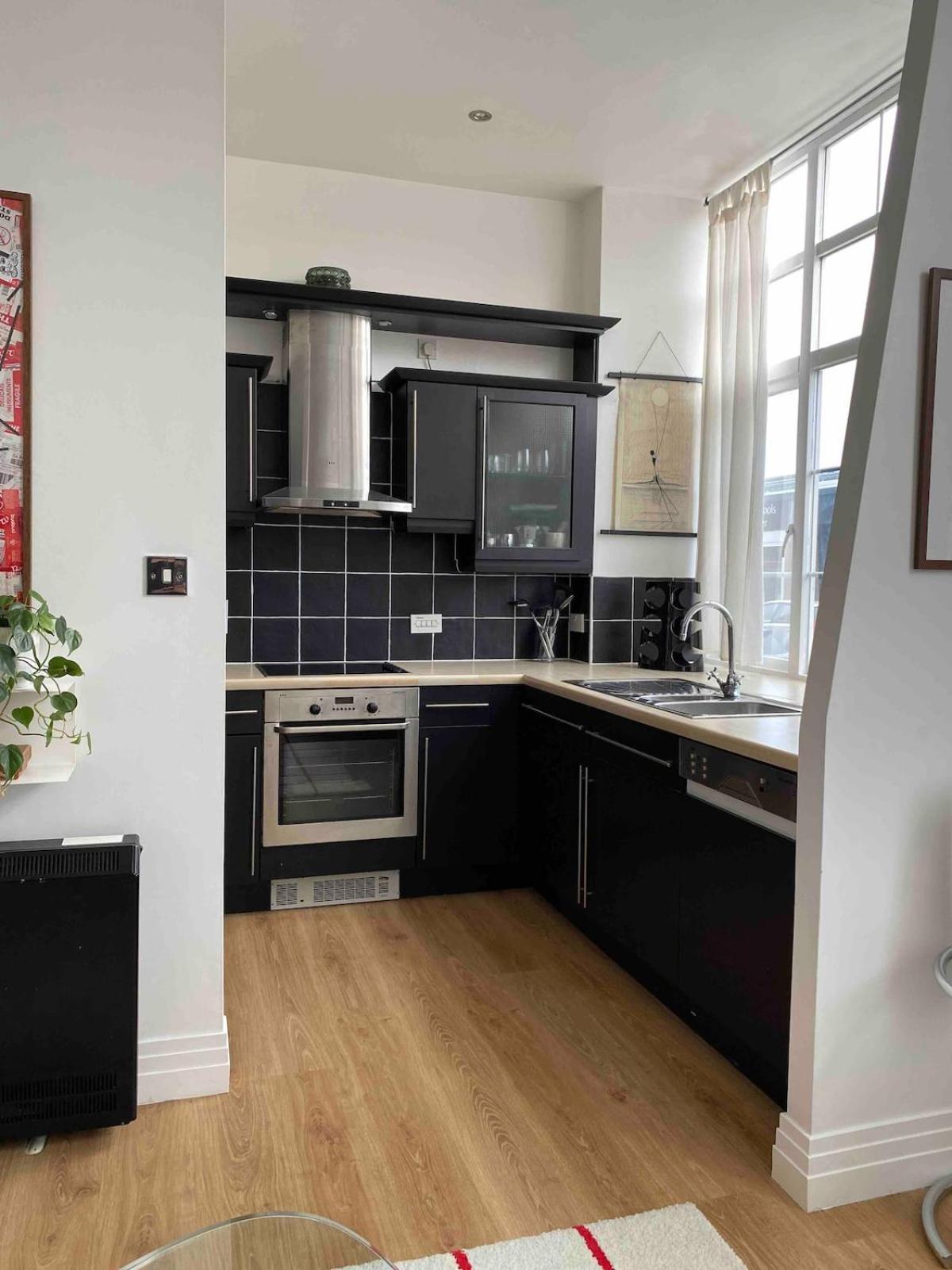 Apartment Entire Industrial Style With Free Parking & Wifi *