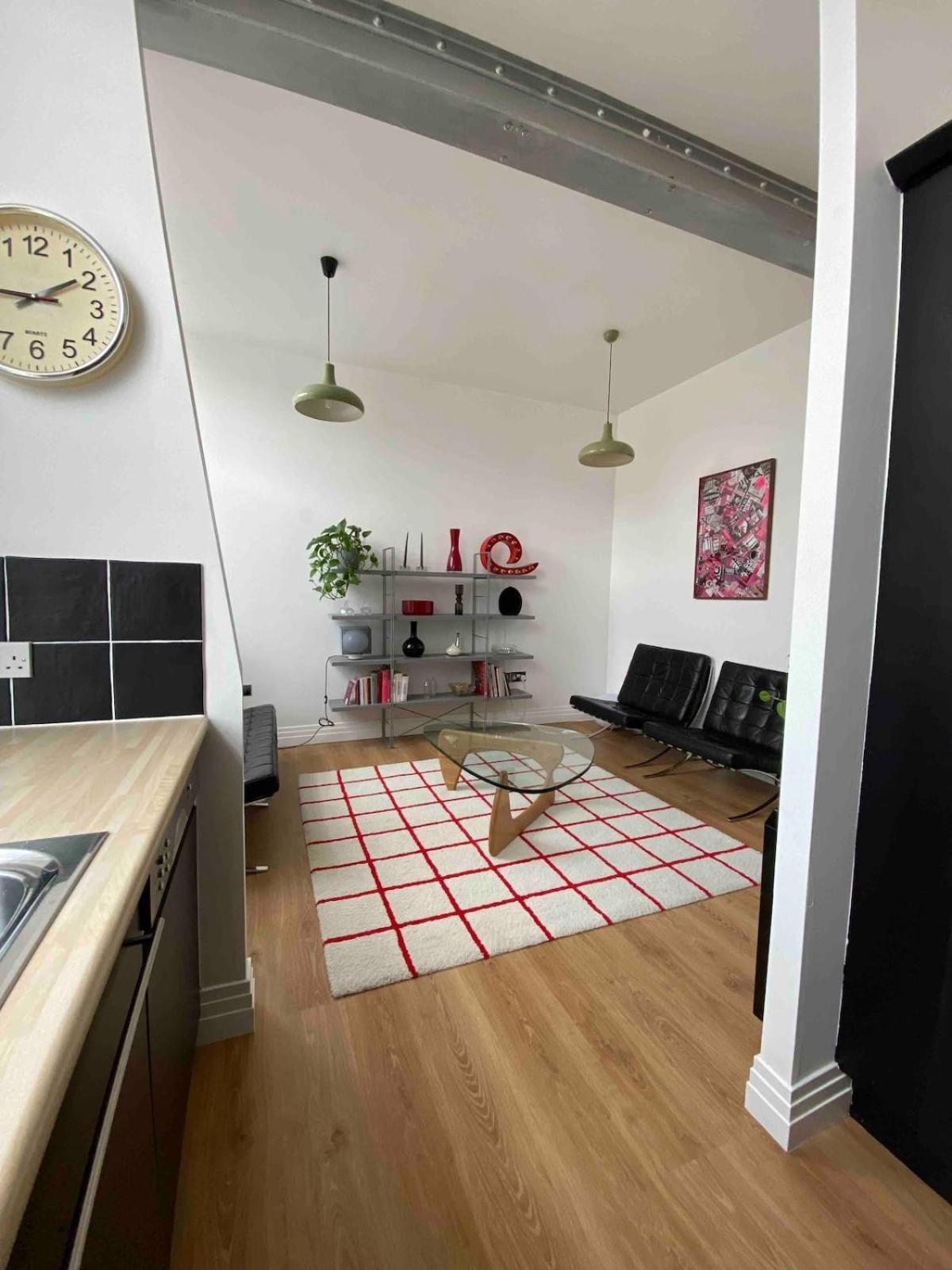 Entire Industrial Style With Free Parking & Wifi Apartment *