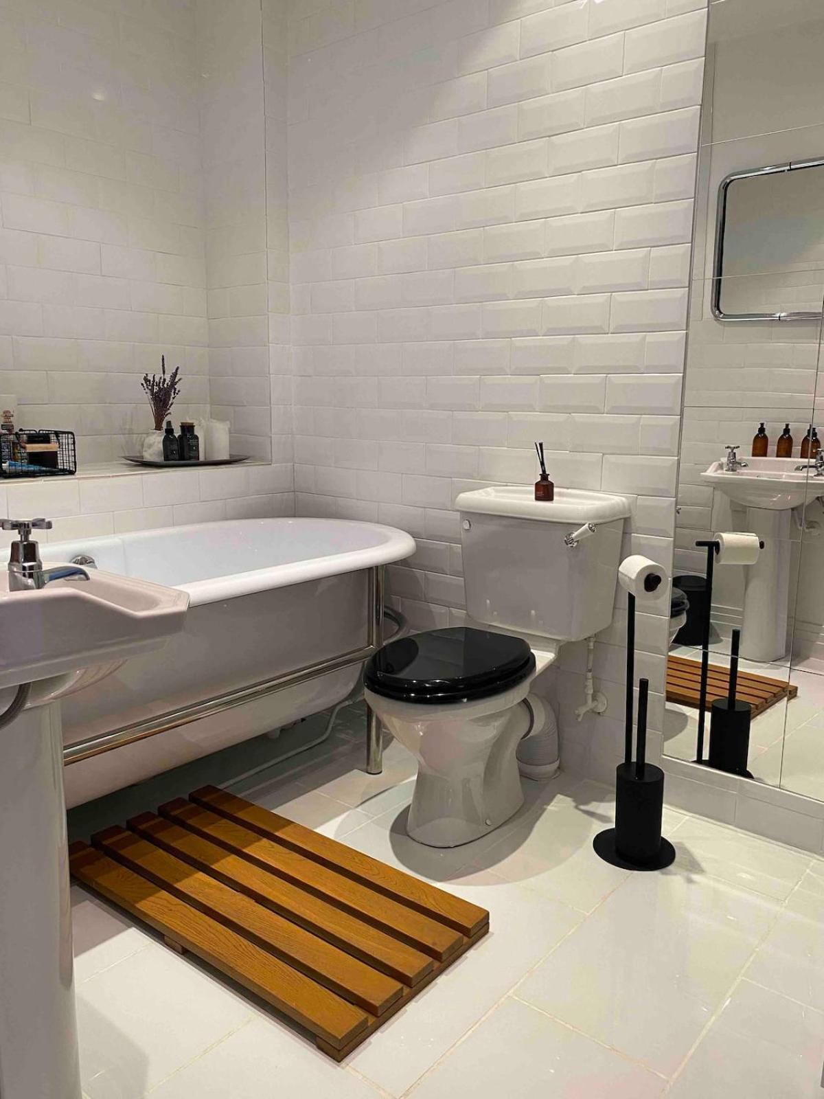 Entire Industrial Style With Free Parking & Wifi *